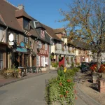 explorez-le-village-normand-oublie-ou-le-temps-semble-avoir-fait-une-pause-dans-son-ecrin-de-charme
