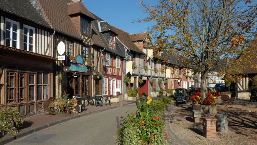 explorez-le-village-normand-oublie-ou-le-temps-semble-avoir-fait-une-pause-dans-son-ecrin-de-charme