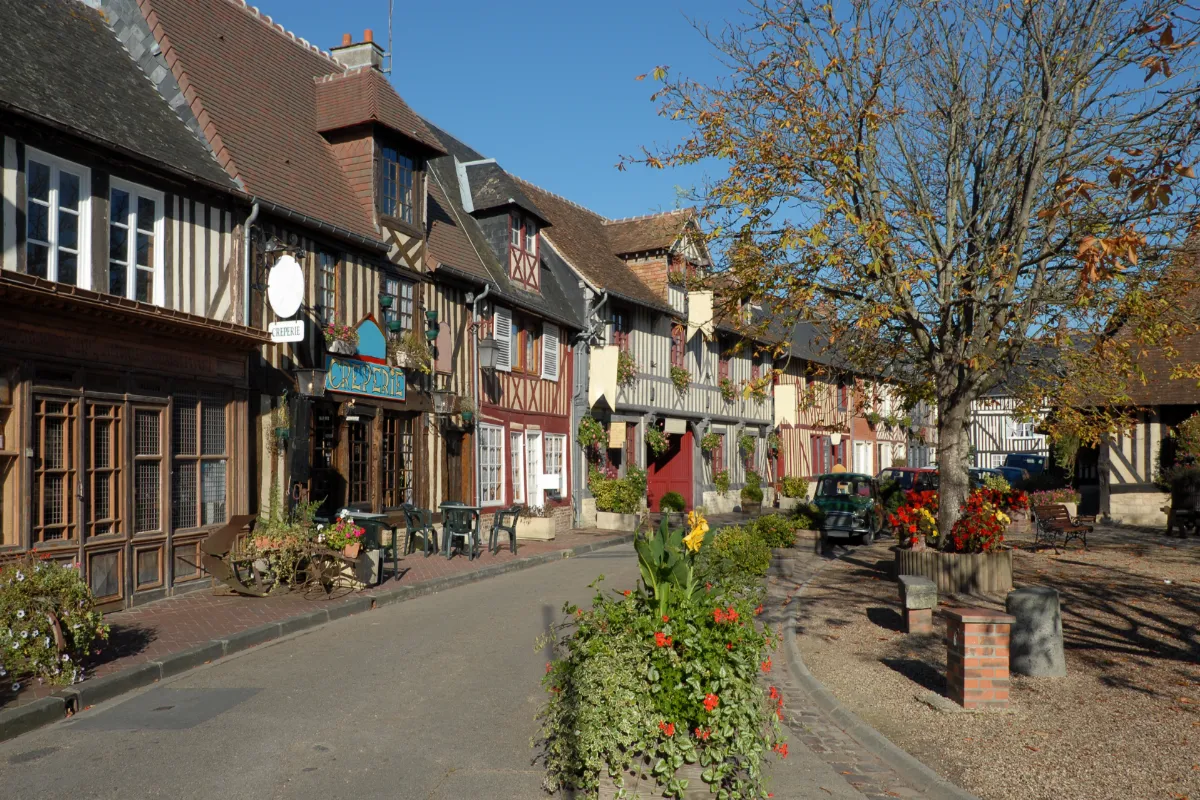 Explorez le village normand oublié où le temps semble avoir fait une pause dans son écrin de charme