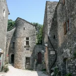 explorez-pourquoi-ce-village-de-laveyron-est-devenu-un-passage-oblige-en-france