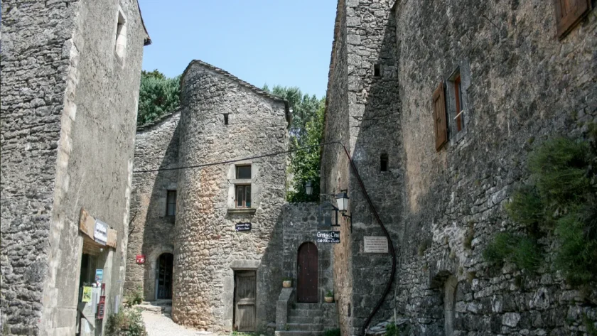 explorez-pourquoi-ce-village-de-laveyron-est-devenu-un-passage-oblige-en-france