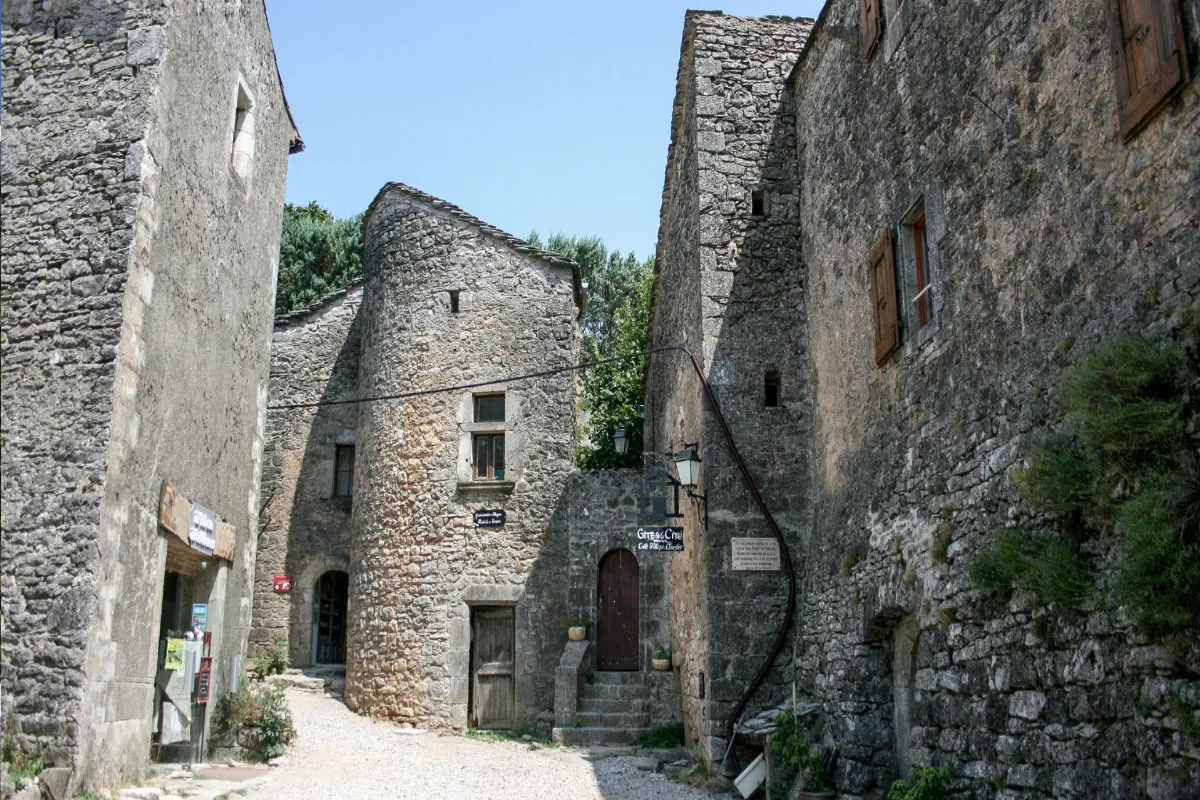 Explorez pourquoi ce village de l&rsquo;Aveyron est devenu un passage obligé en France