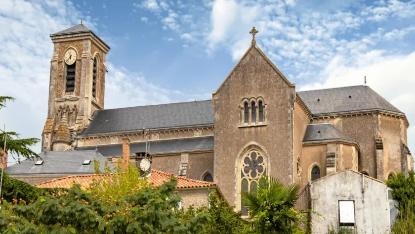 immersion-dans-lhistoire-millenaire-dun-chateau-lie-a-richard-coeur-de-lion-et-faconne-par-les-legendes-chateau-millenaire-de-talmont-saint-hilaire