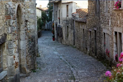 incontournable-en-auvergne-rhone-alpes-decouvrez-cette-perle-medievale