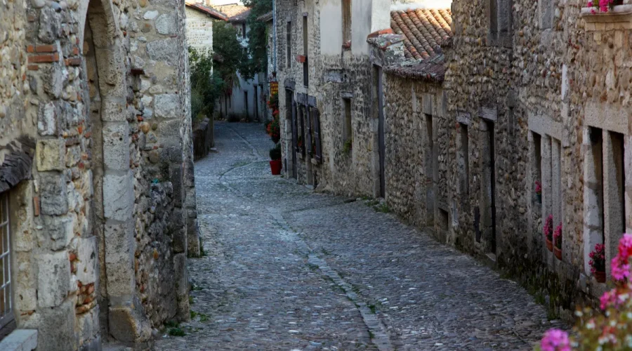 incontournable-en-auvergne-rhone-alpes-decouvrez-cette-perle-medievale