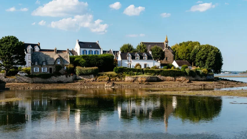 la-bretagne-terre-de-merveilles-entre-plages-de-reve-falaises-imposantes-et-patrimoine-exceptionnel-decouvrez-ses-tresors