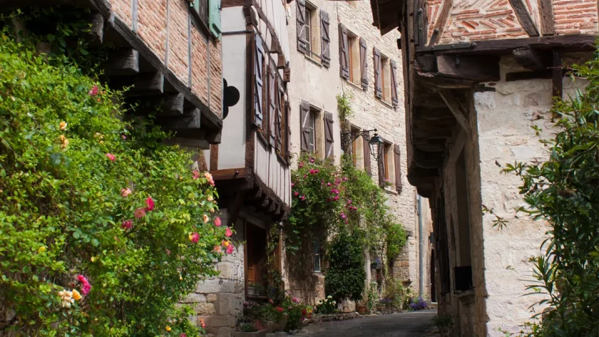 niche-dans-le-tarn-ce-village-est-un-veritable-joyau-parmi-les-plus-beaux-villages-de-france