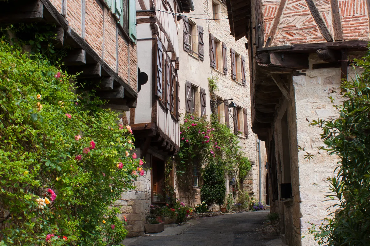 Niché dans le Tarn, ce village est un véritable joyau parmi les Plus Beaux Villages de France