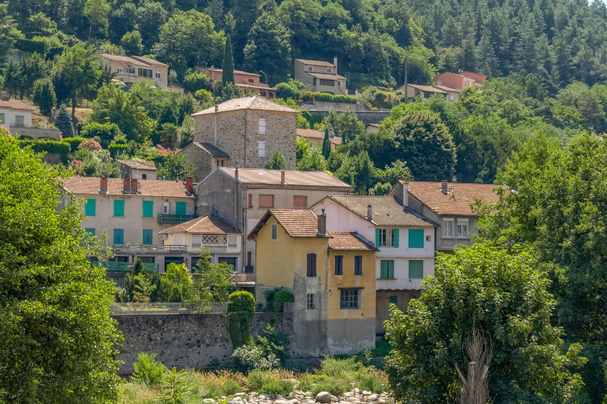 Niché en Ardèche, ce village fait partie des plus beaux détours de France