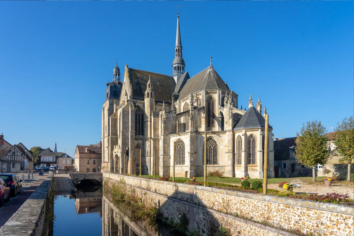 Nichée à 1h30 de Paris, découvrez cette cité médiévale méconnue parmi les Plus Beaux Détours de France
