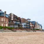 nichee-entre-mer-et-collines-cette-sublime-station-balneaire-de-normandie-est-lune-des-plus-belles-de-la-cote-fleurie