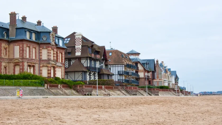 nichee-entre-mer-et-collines-cette-sublime-station-balneaire-de-normandie-est-lune-des-plus-belles-de-la-cote-fleurie