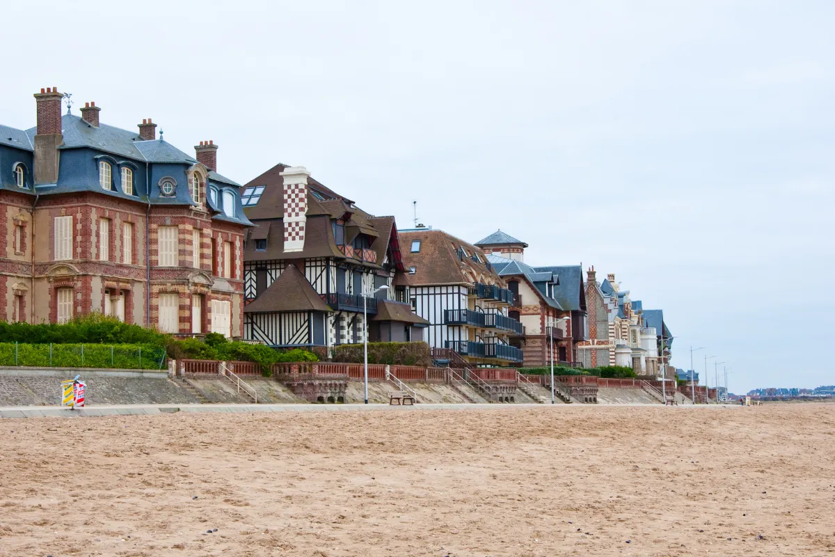 Nichée entre mer et collines, cette sublime station balnéaire de Normandie est l&rsquo;une des plus belles de la Côte Fleurie