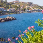 oubliez-palerme-et-syracuse-ce-village-de-sicile-offre-des-paysages-a-couper-le-souffle-entre-eaux-turquoise-et-maisons-pittoresques