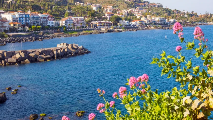 oubliez-palerme-et-syracuse-ce-village-de-sicile-offre-des-paysages-a-couper-le-souffle-entre-eaux-turquoise-et-maisons-pittoresques
