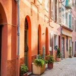 oubliez-sainte-maxime-et-saint-tropez-ce-village-moins-frequente-de-la-cote-dazur-possede-des-plages-magnifiques