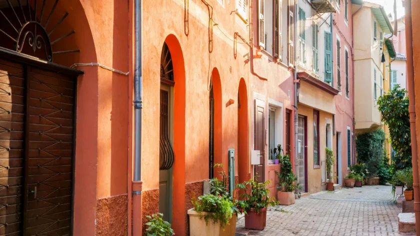 oubliez-sainte-maxime-et-saint-tropez-ce-village-moins-frequente-de-la-cote-dazur-possede-des-plages-magnifiques