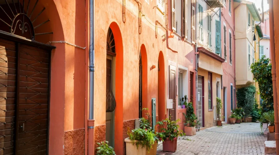 oubliez-sainte-maxime-et-saint-tropez-ce-village-moins-frequente-de-la-cote-dazur-possede-des-plages-magnifiques