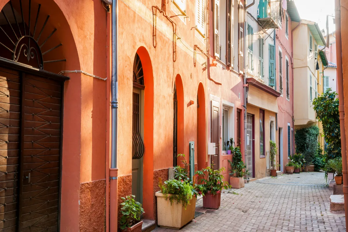 Oubliez Sainte-Maxime et Saint-Tropez, ce village moins fréquenté de la Côte d’Azur possède des plages magnifiques