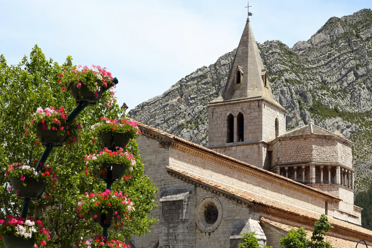 Provence-Alpes-Côte d&rsquo;Azur : cette cité de caractère est surnommée « la petite soeur » de Sisteron, et elle vaut le coup d&rsquo;œil !