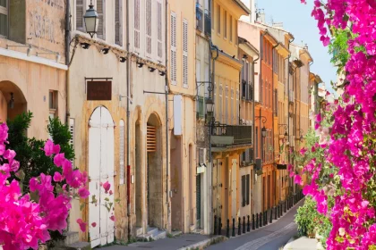 provence-alpes-cote-dazur-decouvrez-le-lac-de-carces-un-havre-de-paix-pour-se-ressourcer-dans-le-var