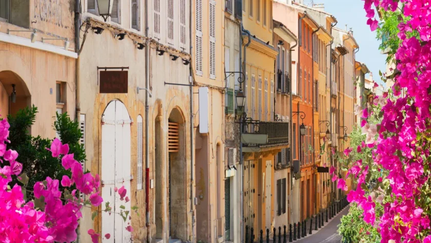 provence-alpes-cote-dazur-decouvrez-le-lac-de-carces-un-havre-de-paix-pour-se-ressourcer-dans-le-var