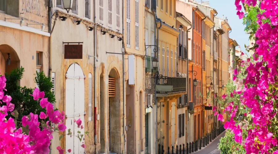 provence-alpes-cote-dazur-decouvrez-le-lac-de-carces-un-havre-de-paix-pour-se-ressourcer-dans-le-var
