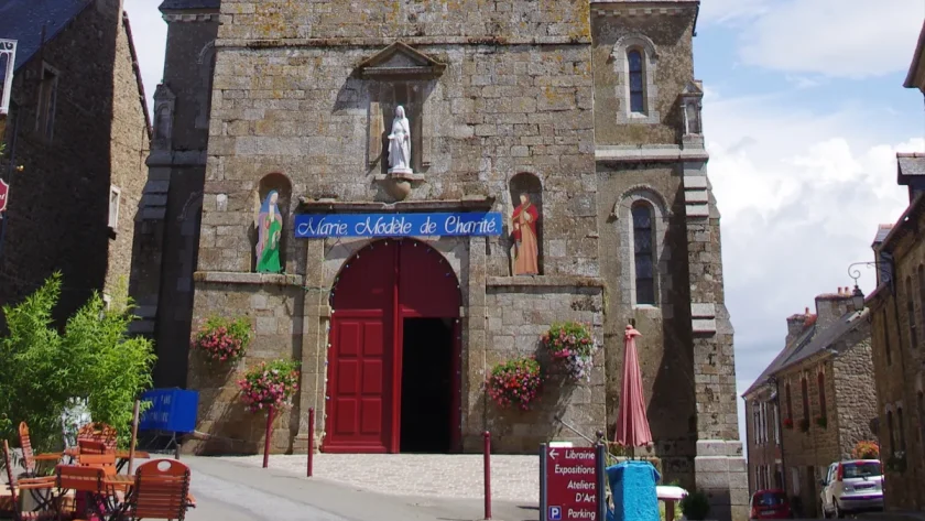 reconnu-comme-le-paradis-des-salons-de-thes-et-des-livres-decouvrez-ce-village-medieval-le-plus-cosy-de-france