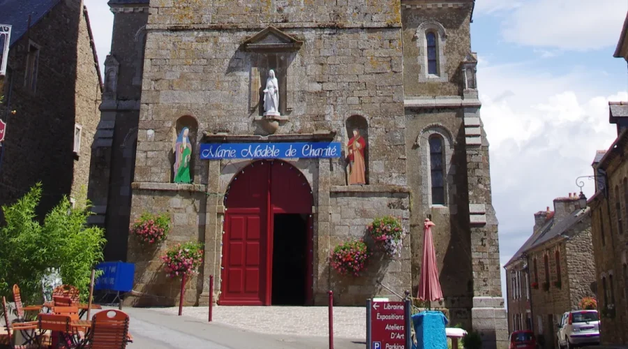 reconnu-comme-le-paradis-des-salons-de-thes-et-des-livres-decouvrez-ce-village-medieval-le-plus-cosy-de-france