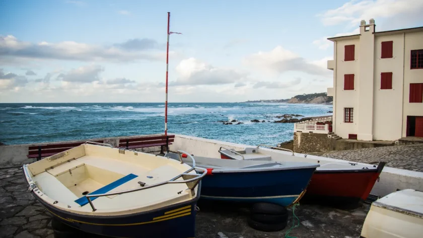 selon-une-etude-ce-petit-village-au-bord-de-la-mer-est-le-plus-heureux-de-france