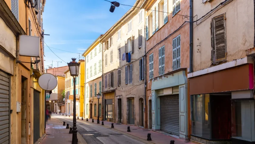 un-havre-de-paix-dans-le-var-ce-charmant-village-est-lendroit-ideal-pour-vivre-sereinement