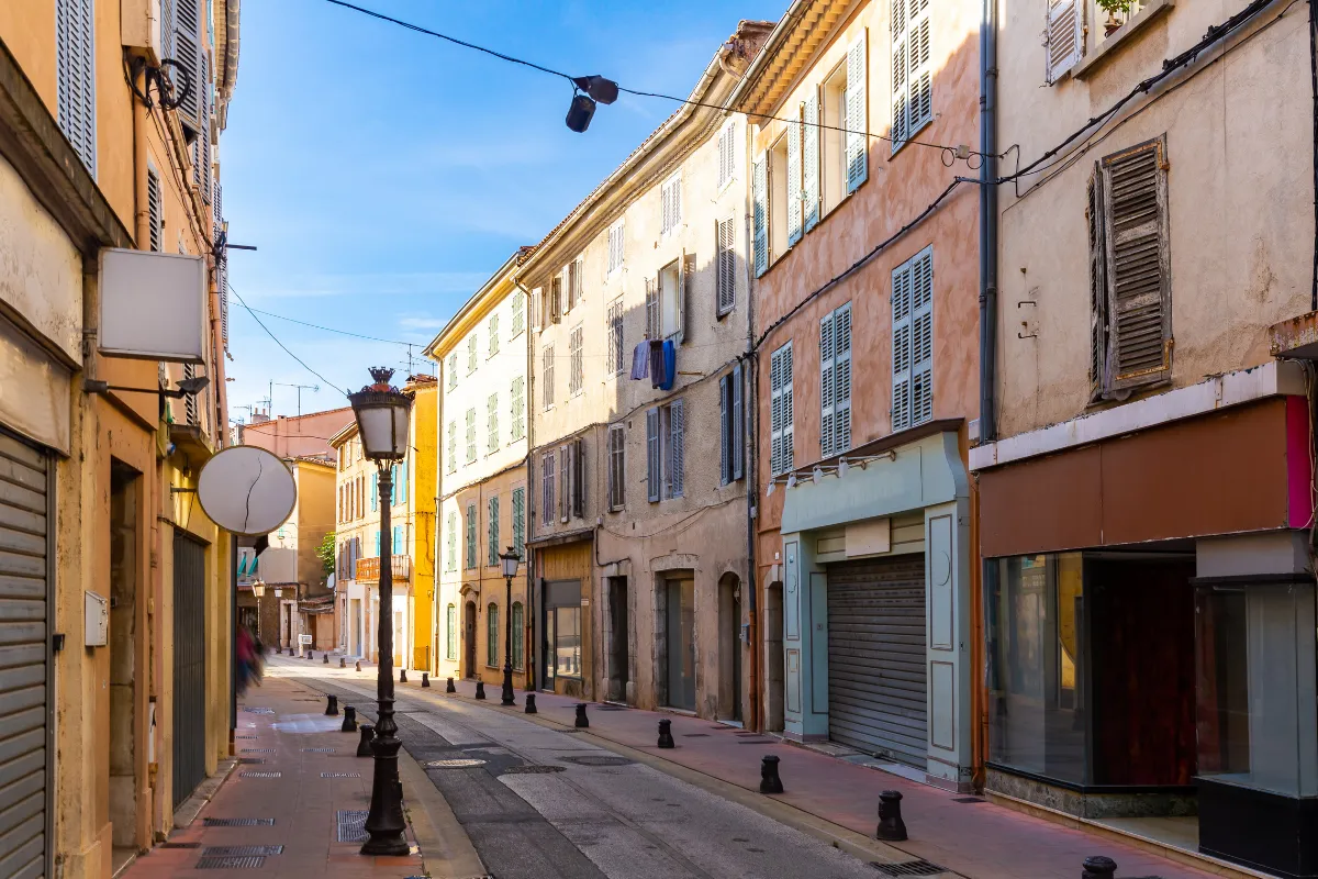 Un havre de paix dans le Var, ce charmant village est l&rsquo;endroit idéal pour vivre sereinement