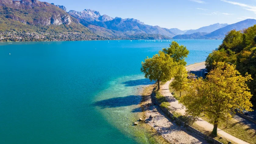 5-idees-de-balades-a-faire-autour-du-lac-dannecy-les-immanquables-pour-cet-ete