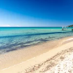 5-plages-paradisiaques-a-faire-absolument-dans-le-var-cet-ete-voici-les-plus-belles