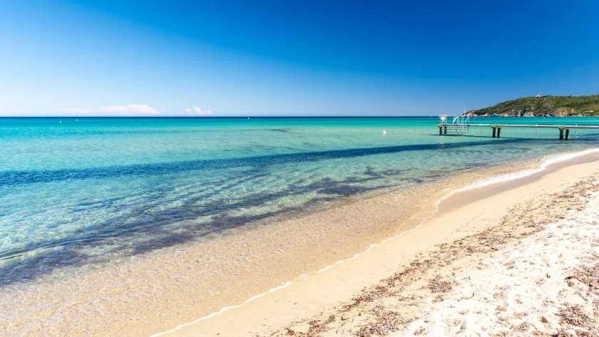 5-plages-paradisiaques-a-faire-absolument-dans-le-var-cet-ete-voici-les-plus-belles