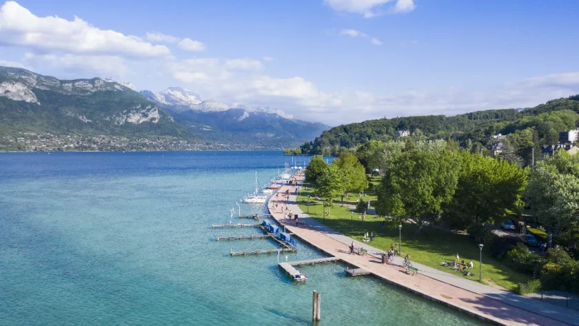 7-lacs-de-montagne-en-france-a-decouvrir-cet-ete-voici-les-plus-belles-pepites-naturelles