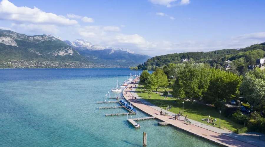 7-lacs-de-montagne-en-france-a-decouvrir-cet-ete-voici-les-plus-belles-pepites-naturelles