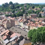 a-40-km-de-lyon-cette-cite-de-caractere-va-directement-vous-transporter-au-moyen-age-cremieu