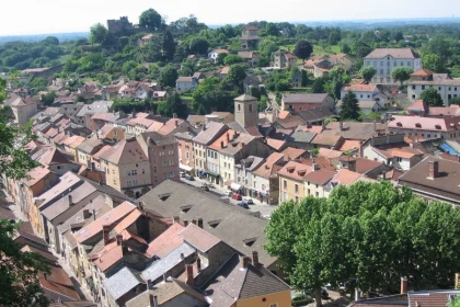 a-40-km-de-lyon-cette-cite-de-caractere-va-directement-vous-transporter-au-moyen-age-cremieu