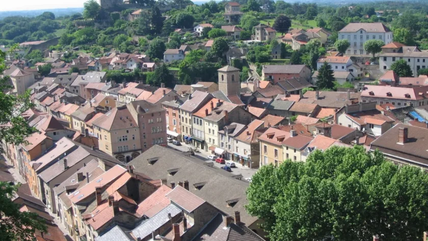 a-40-km-de-lyon-cette-cite-de-caractere-va-directement-vous-transporter-au-moyen-age-cremieu
