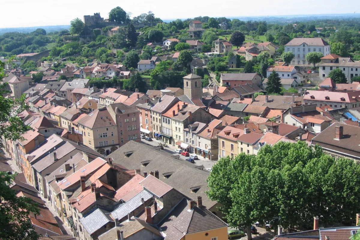 a-40-km-de-lyon-cette-cite-de-caractere-va-directement-vous-transporter-au-moyen-age-cremieu