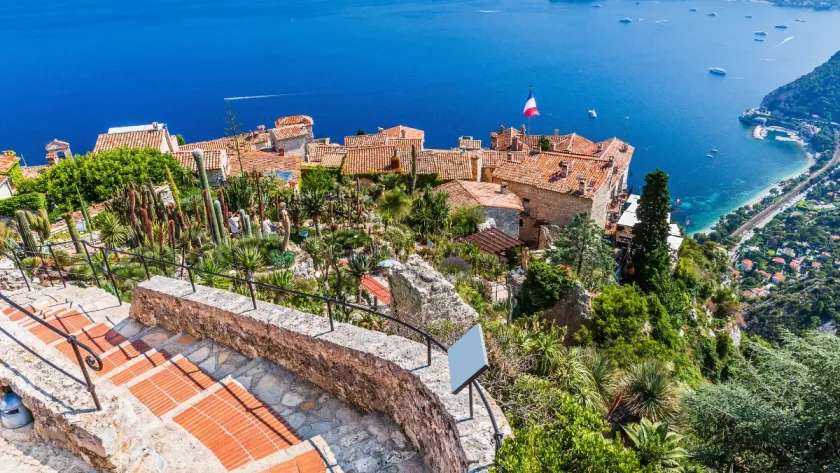 a-proximite-de-nice-et-monaco-decouvrez-cet-incontournable-village-de-la-cote-dazur