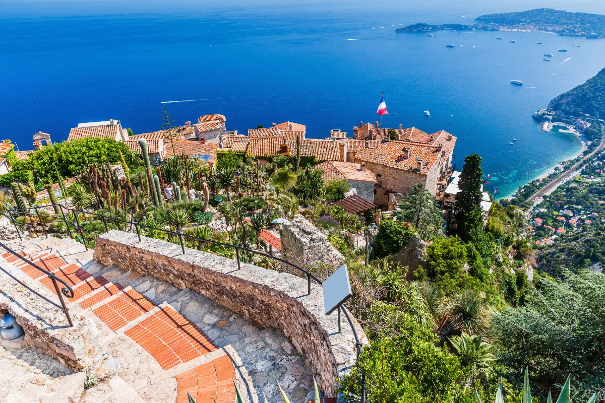 A proximité de Nice et Monaco, découvrez cet incontournable village de la Côte d’Azur !