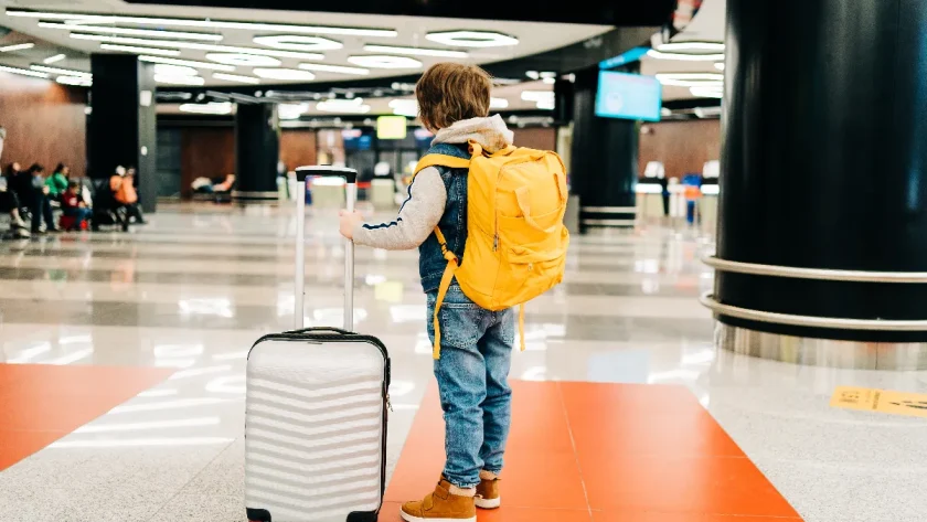 a-quel-age-votre-enfant-peut-il-prendre-lavion-seul-voici-enfin-la-reponse