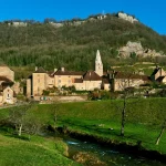 au-coeur-dun-cadre-naturel-exceptionnel-ce-village-du-jura-est-le-lieu-ideal-pour-se-rafraichir-cet-ete
