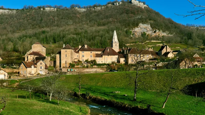 au-coeur-dun-cadre-naturel-exceptionnel-ce-village-du-jura-est-le-lieu-ideal-pour-se-rafraichir-cet-ete
