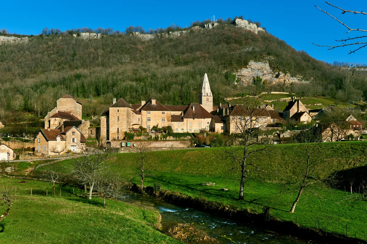 Au coeur d&rsquo;un cadre naturel exceptionnel, ce village du Jura est le lieu idéal pour se rafraîchir cet été