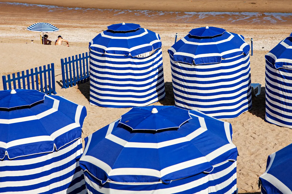 Au large du Calvados, cette ville est la destination parfaite pour vos vacances : voici laquelle !