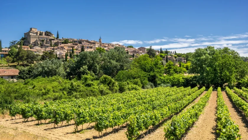 ce-village-du-vaucluse-est-un-petit-paradis-provencal-a-decouvrir-cet-ete