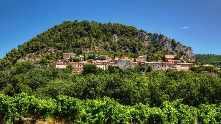 ce-village-du-vaucluse-est-un-veritable-tresor-cache-ne-passez-pas-a-cote-de-cette-decouverte